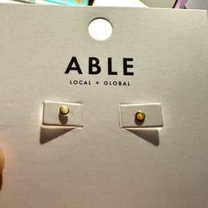 NWT able gold stud earrings
